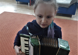 Dziewczynka gra na akordeonie